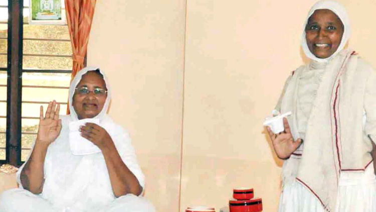 നഗ്​നപാദയായി ലക്ഷം കിലോമീറ്റർ നടന്ന ജൈന സന്യാസിനി കൊച്ചിയിൽ