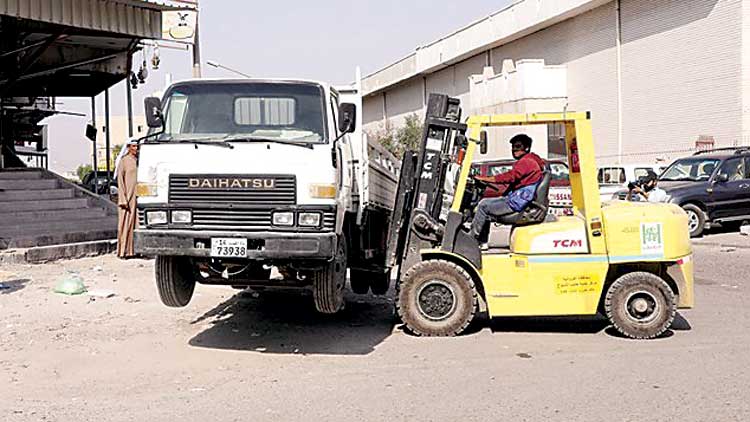 ജ​ലീ​ബ്​ മു​നി​സി​പ്പ​ൽ റെ​യ്​​ഡ്​ തു​ട​രു​ന്നു;  നി​ര​വ​ധി നി​യ​മ​ലം​ഘ​ന​ങ്ങ​ൾ പി​ടി​കൂ​ടി