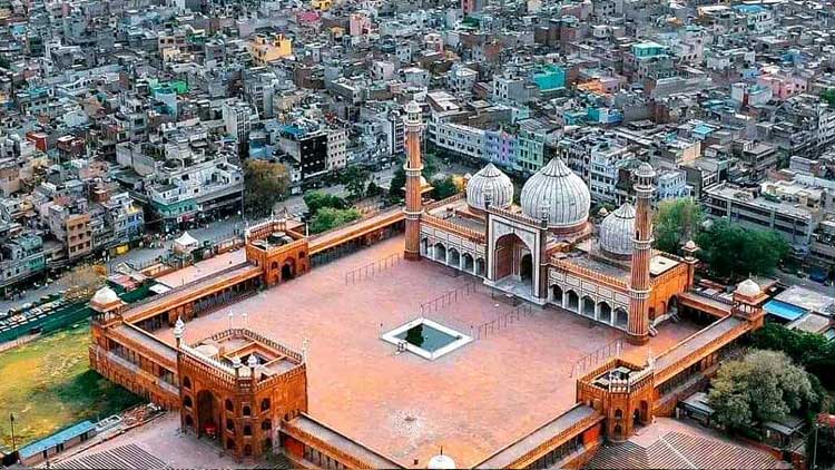 വിളക്കുകളണച്ച്, ആൾതിരക്കില്ലാതെ ജമാ മസ്ജിദ്...