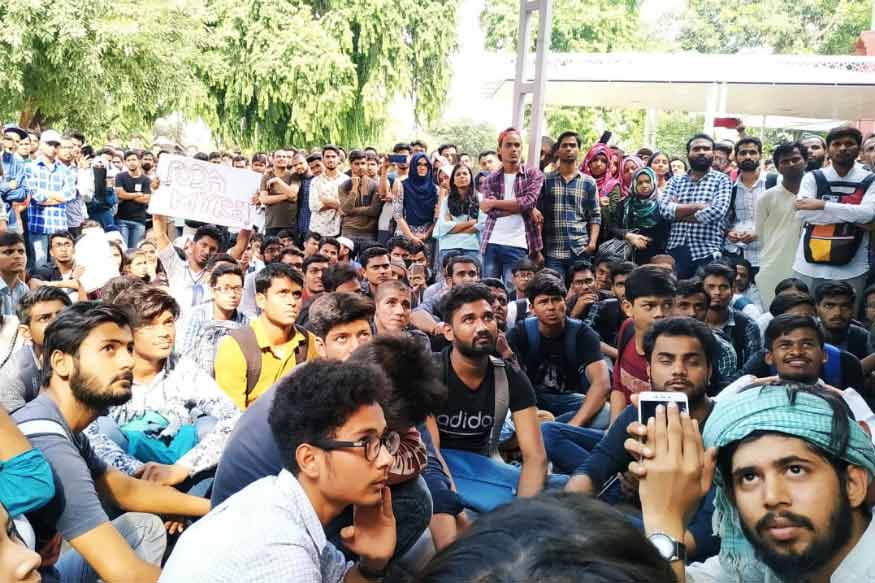 ജാമിഅ മില്ലിയയിൽ വിദ്യാർഥികളെ അക്രമിച്ച സംഭവം: പ്രതിഷേധം ശക്തമാവുന്നു -വിഡിയോ
