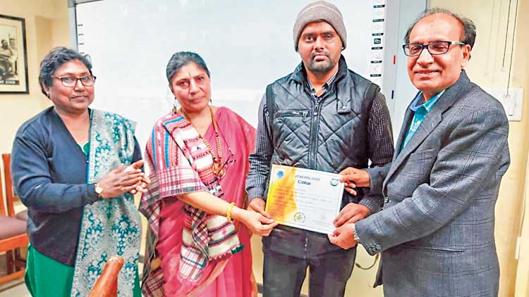 ഒരു കണ്ണു കുത്തി പൊട്ടിച്ചിട്ട​ും പുരസ്​കാരം മിൻഹാജിന്