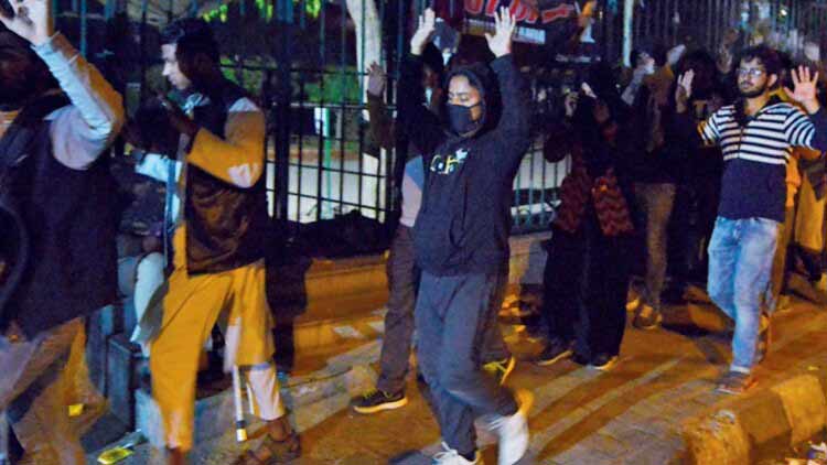 പ്രതിഷേധച്ചൂട്; ജാമിയയിൽ നിന്ന് കസ്റ്റഡിയിലെടുത്ത വിദ്യാർഥികളെ വിട്ടയച്ചു