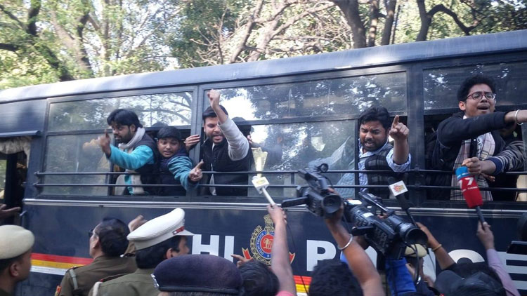 ചെന്നൈ പൊലീസ്​ അതിക്രമം: ഡൽഹി തമിഴ്​നാട്​ ഭവനു മുമ്പിൽ വിദ്യാർഥി പ്രതിഷേധം