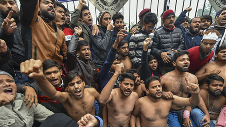 മോദിയുടെ പ്രസ്താവനക്കെതിരെ ഷർട്ട്​ ഉൗരി വിദ്യാർഥികളുടെ പ്രതിഷേധം