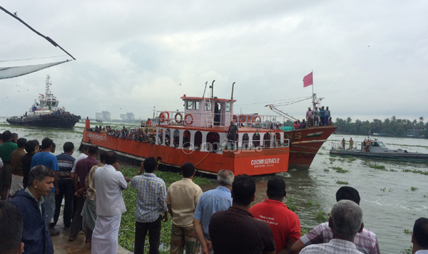 കൊച്ചിയില്‍ കടലിലേക്കൊഴുകിയ ജങ്കാര്‍ കരക്കെത്തിച്ചു