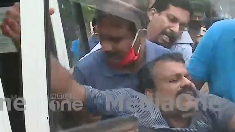 കാണാതായ ഗൺമാൻ കൈഞരമ്പ്​ മുറിഞ്ഞ നിലയിൽ; കണ്ടെത്തിയത്​ വീടിന്​ സമീപത്തെ കുറ്റിക്കാട്ടിൽ 