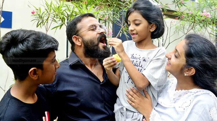 jayasurya-with-family