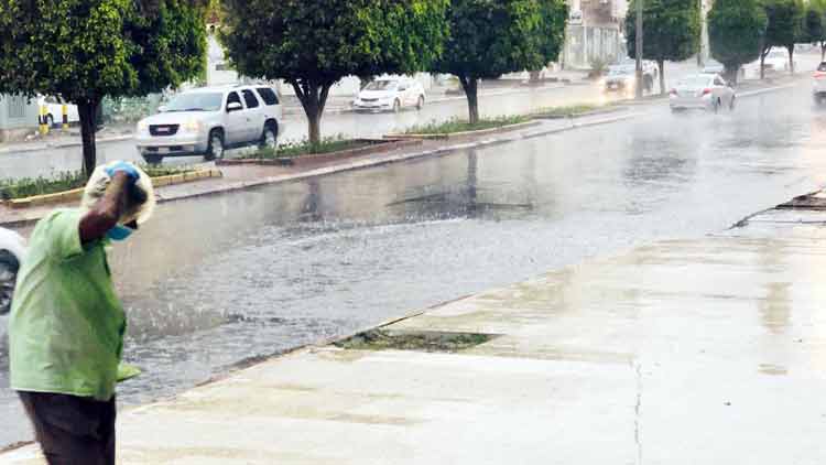 അ​സീ​റി​ൽ ശ​ക്ത​മാ​യ ഇ​ടി​യും മ​ഴ​യും