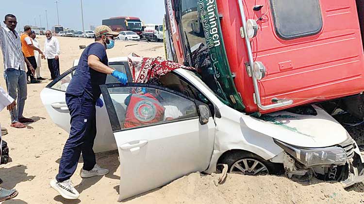 ട്ര​ക്കും കാ​റും കൂ​ട്ടിയി​ടി​ച്ച്​ ര​ണ്ട്​  യു​വാ​ക്ക​ൾ മ​രി​ച്ചു