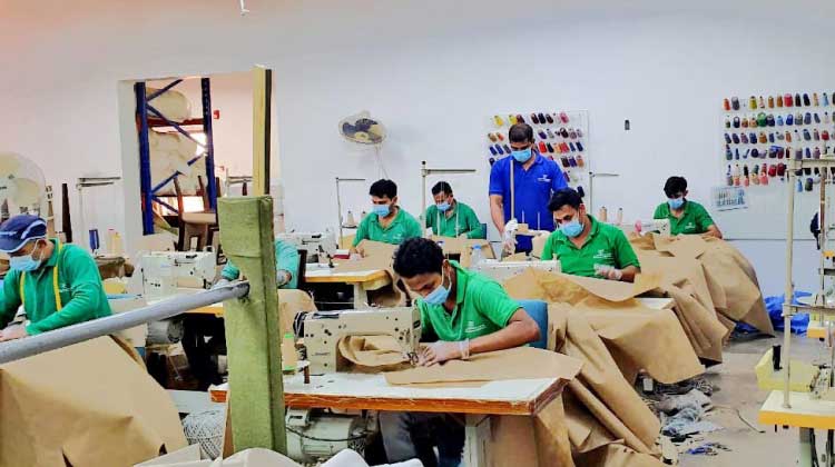 സേ​വ​ന​ത്തി​ന് നോ ​ലോ​ക്​​ഡൗ​ൺ: സ​ർ​ജി​ക്ക​ൽ ഗൗ​ൺ നി​ർ​മി​ച്ച് ഫ​ർ​ണി​ച്ച​ർ ക​മ്പ​നി