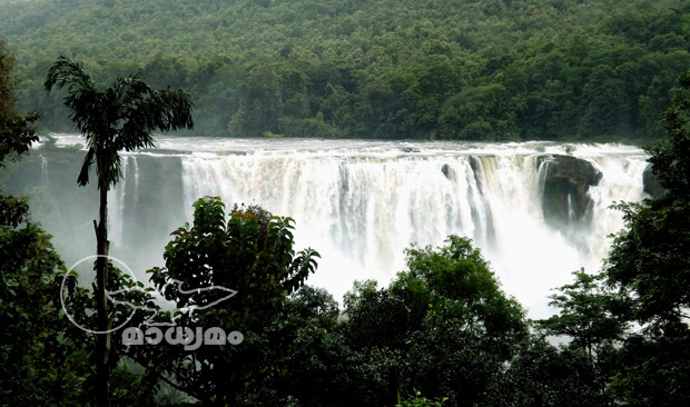 മണ്‍സൂണ്‍ മനോഹാരിതയില്‍ അതിരപ്പിള്ളി വെള്ളച്ചാട്ടം
