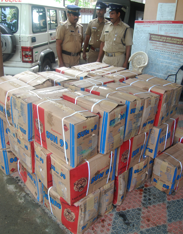 കോഴിവളത്തില്‍ ഒളിപ്പിച്ച് ലോറിയില്‍ കടത്തിയ സ്ഫോടക വസ്തു ശേഖരം പിടികൂടി രണ്ടുപേര്‍ അറസ്റ്റില്‍