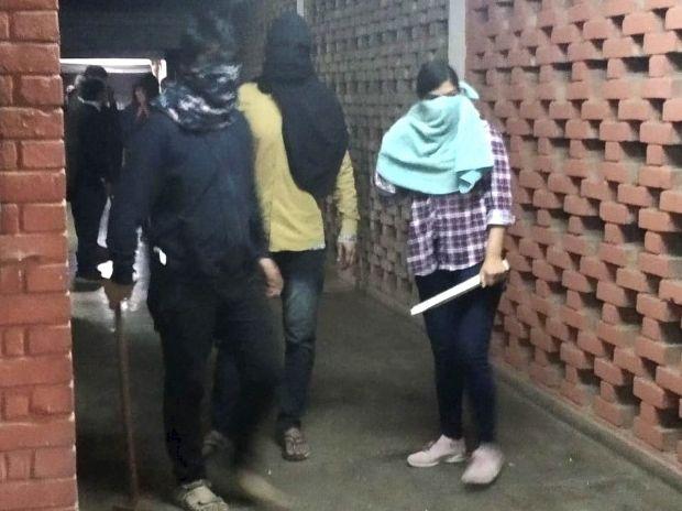 ജെ.എൻ.യുവിലെ അക്രമം: നാലുപേർ കസ്​റ്റഡിയിൽ; മാനവ വിഭവശേഷി മന്ത്രാലയം രജിസ്​ട്രാറെ വിളിപ്പിച്ചു