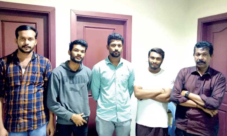 തൊ​ഴി​ൽ ത​ട്ടി​പ്പ്​:​ എം​ബ​സി​യു​ടെ സ​ഹാ​യം തേ​ടി​യ അ​ഞ്ച്​ മ​ല​യാ​ളി​ക​ൾ ഇ​ന്ന്​ നാ​ട്ടി​ലേ​ക്ക്​ മ​ട​ങ്ങും