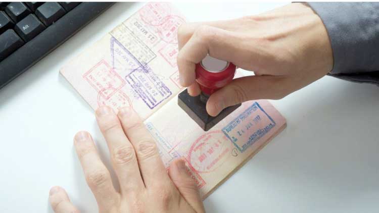 ഒ​മാ​നി​ൽ പു​തി​യ തൊ​ഴി​ൽ വി​സ​ക​ളു​ടെ എ​ണ്ണം കു​ത്ത​നെ കു​റ​ഞ്ഞു