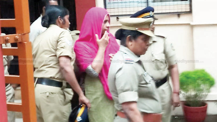 ഗോ​വി​ന്ദ​ച്ചാ​മി​യു​ടെ വ​ക്കീ​ലി​നെ വേ​ണ്ടെ​ന്ന് ജോ​ളി; അ​ന്വേ​ഷ​ണ​ സം​ഘ​ത്തി​െ​ൻ​റ സ​മ്മ​ര്‍ദ​മെ​ന്ന് അ​ഡ്വ. ആ​ളൂ​ര്‍