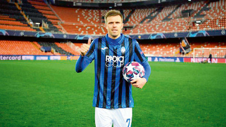 നാ​ലു ഗോ​ള​ടി​ച്ച പ​ന്ത്​ സ​മ്മാ​നി​ച്ച്​ ഇ​ലി​സി​ച്​