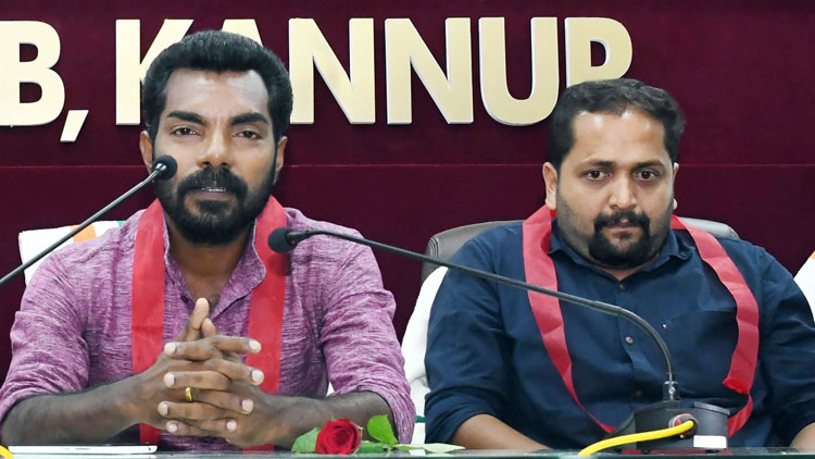 ഇത് മംഗളൂരുവിൽ നിന്നുള്ള ഒരുതരം നാടുകടത്തൽ..!; കസ്റ്റഡിയിലായ മാധ്യമപ്രവർത്തകരുടെ അനുഭവ വിവരണം ഇത് മംഗളൂരുവിൽ നിന്നുള്ള ഒരുതരം നാടുകടത്തൽ..!; കസ്റ്റഡിയിലായ മാധ്യമപ്രവർത്തകരുടെ അനുഭവ വിവരണം