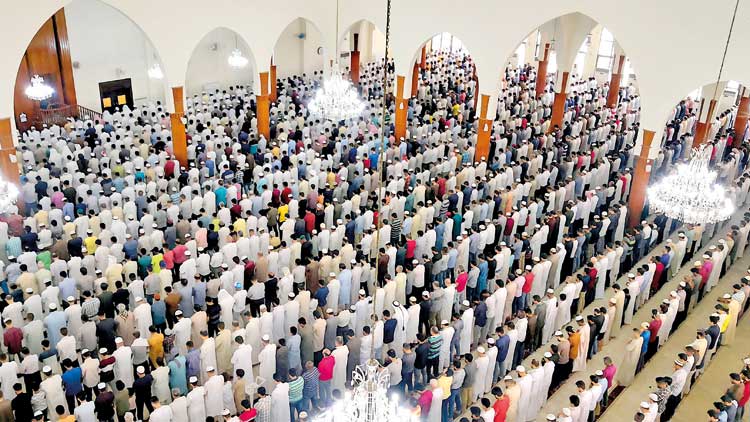 വി​കാ​ര​നി​ർ​ഭ​ര​മാ​യി അ​വ​സാ​ന വെ​ള്ളി,  പ്രാ​ർ​ഥ​നാ നി​ര​ത​മാ​യി രാ​ത്രി​യും...