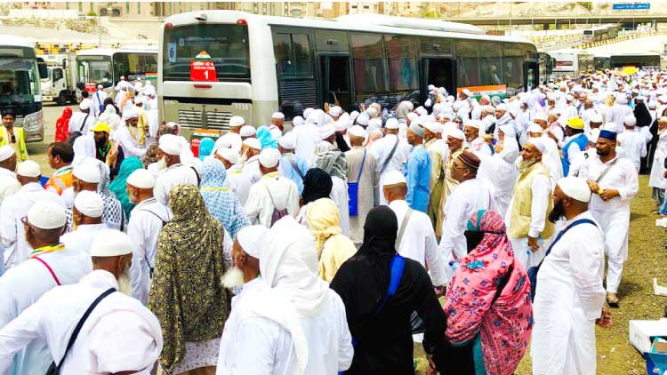 ആ​ദ്യ ജു​മു​അ​യി​ൽ പ​ങ്കെ​ടു​ത്ത്​ ഇ​ന്ത്യ​ൻ തീ​ർ​ഥാ​ട​ക​ർ