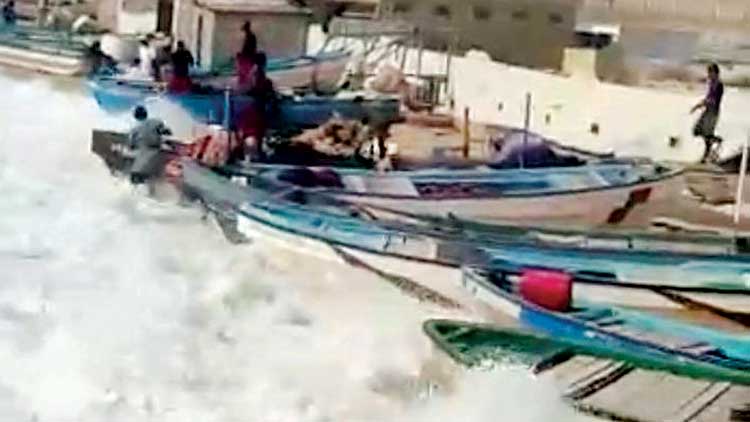 ‘വാ​യു’ കൊ​ടു​ങ്കാ​റ്റ്​: ഒ​മാ​ൻ തീ​ര​ങ്ങ​ളി​ൽ കടലാക്രമണം