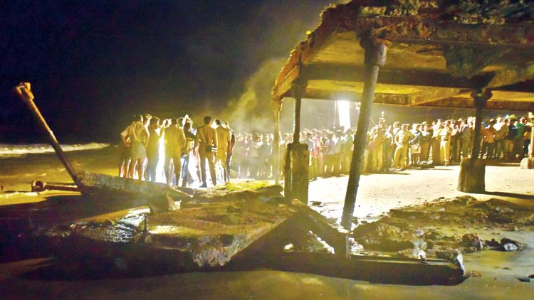 കോ​ഴി​ക്കോ​ട്​ തെ​ക്കേ​ക​ട​ൽ​പാ​ലം  ത​ക​ർ​ന്നു;​ 13 പേ​ര്‍ക്ക് പ​രി​ക്ക്