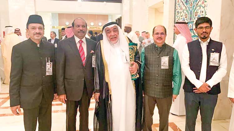 കഅ്​ബ കഴുകൽ ചടങ്ങിൽ പാണക്കാട്​ സാദിഖലി തങ്ങളും എം.എ. യൂസുഫലിയും