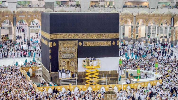 കഅ്​ബയുടെ കിസ്​വ ഉയർത്തിക്കെട്ടി