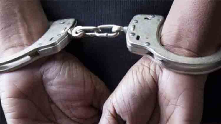 ഫ്ലാറ്റിൽ മദ്യ വിൽപന: നാല് പേർ പിടിയിൽ ഫ്ലാറ്റിൽ മദ്യ വിൽപന: നാല് പേർ പിടിയിൽ