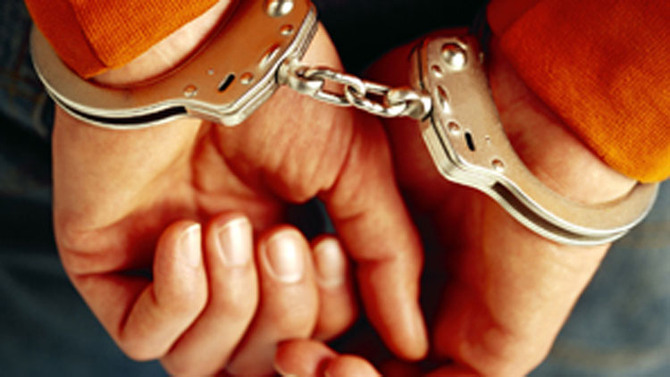 പൊ​ലീ​സെ​ന്നു ധ​രി​പ്പി​ച്ച്  ആ​ൾ​മാ​റാ​ട്ടം; പ്ര​തി​ക്ക്  ത​ട​വും പി​ഴ​യും