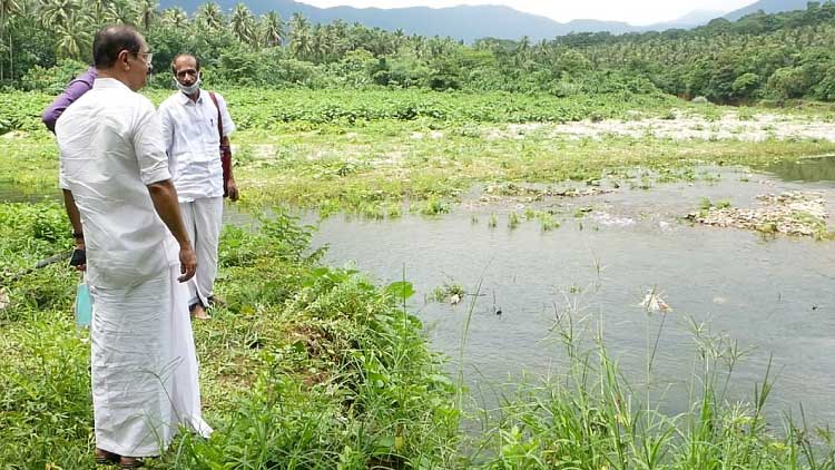 കക്കുവ പുഴ ഗതിമാറി ഒഴുകുന്നു; പുഴയോരവാസികൾ ആശങ്കയിൽ