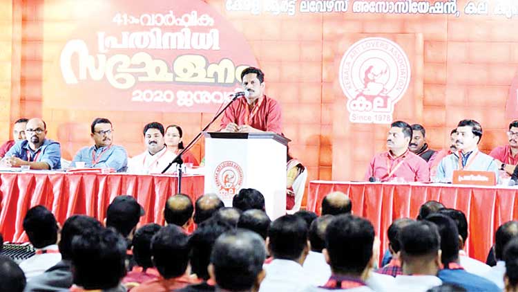 ഇ​ന്ത്യ ഭ​രി​ക്കു​ന്ന​ത് ച​രി​ത്ര​ത്തെ ഇ​ല്ലാ​യ്മ ചെ​യ്യു​ന്ന​വ​ർ –സാം​കു​ട്ടി പ​ട്ടം‌​ക​രി