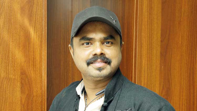 അ​നു​ക​ര​ണ​ക​ല​യി​ൽ റെ​ക്കോ​ർ​ഡി​ടാ​ൻ ക​ലാ​ഭ​വ​ൻ സ​തീ​ഷ്​