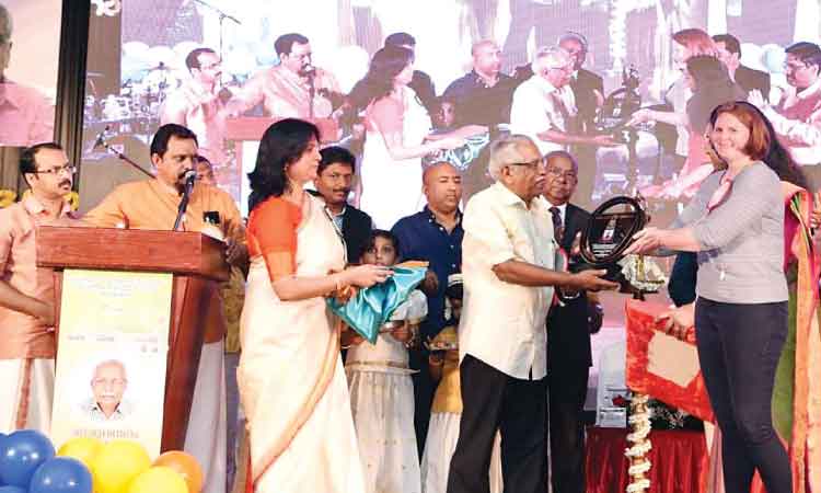 ഗു​രു​ദ​ക്ഷി​ണ​യാ​യി ബി​ഷ​പ്​ മൂ​ർ കോ​ള​ജ്​ അ​ലു​മ്​​നി ക​ലാ​ല​യ വ​ർ​ണ​ങ്ങ​ൾ