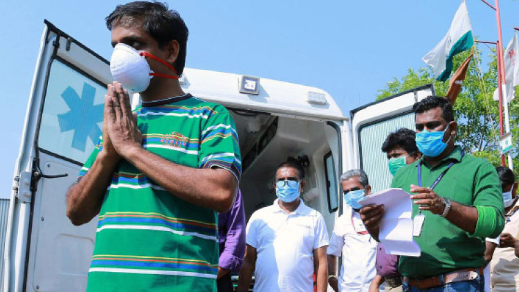 ആ​തു​ര​സേ​വ​ന​ത്തി​നി​ടെ കോ​വി​ഡ്  ബാ​ധി​ച്ച ആ​രോ​ഗ്യ​പ്ര​വ​ർ​ത്ത​ക​ൻ ആശുപത്രിവിട്ടു