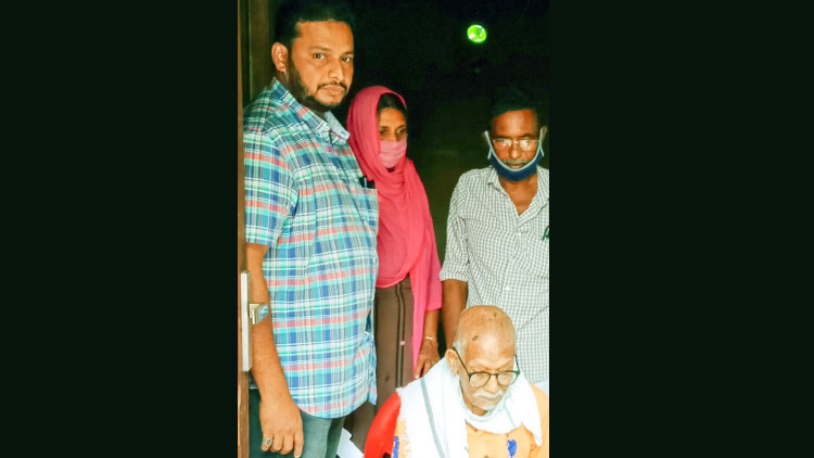 മക്കൾ ഉപേക്ഷിച്ച വയോധികന്​  പീസ് വാലി തുണയായി 