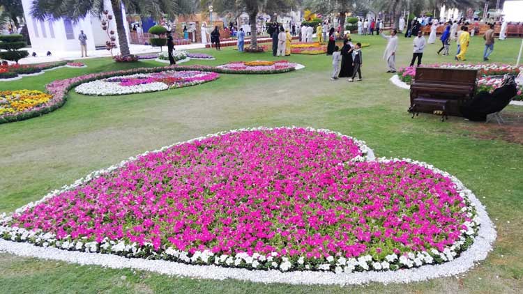 ക​ല്‍ബ പു​ഷ്പോ​ത്സ​വ​ത്തി​ന്  വ​ര്‍ണാ​ഭ​മാ​യ തു​ട​ക്കം