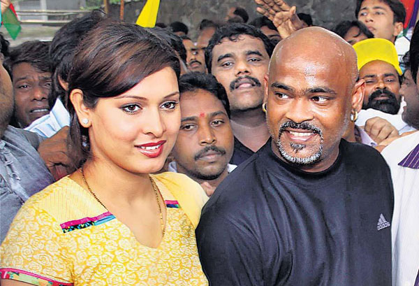 വീട്ടുജോലിക്കാരിയെ മര്‍ദ്ദിച്ചതിന് കാംബ്ലിക്കും ഭാര്യക്കുമെതിരെ കേസ്