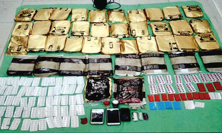 43 കി​ലോ മ​യ​ക്കു​മ​രു​ന്നു​മാ​യി നു​ഴ​ഞ്ഞു​ക​യ​റ്റ​ക്കാ​ർ പി​ടി​യി​ൽ