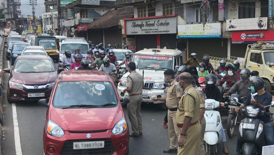 കോവിഡ് വൈറസ് വ്യാപനത്തെ തുടർന്നുള്ള ലോക്ഡൗൺ നിയന്ത്രണങ്ങൾ നിലനിൽക്കെ ചൊവ്വാഴ്ച കണ്ണൂരിൽ നിരവധി പേർ നിരത്തിലിറങ്ങി. കാൽടക്സ് ജാഷനിൽ വാഹനങ്ങളുടെ നീണ്ടനിര പ്രത്യക്ഷപ്പെട്ടപ്പോൾ