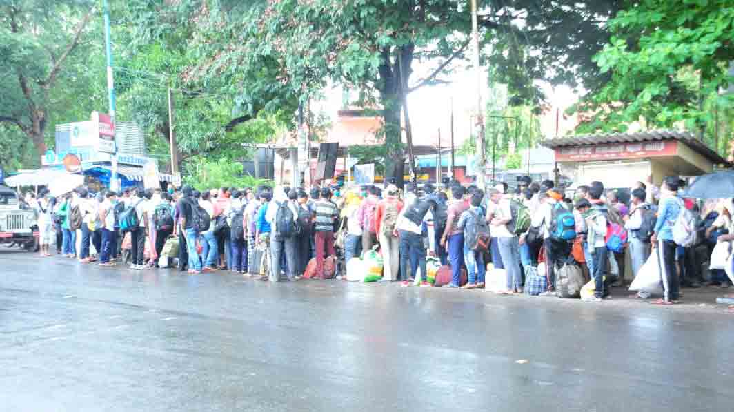 ട്രെയിനുണ്ടെന്ന്​ വ്യാജ പ്രചരണം; നൂറുകണക്കിന്​ തൊഴിലാളികൾ കണ്ണൂർ റെയിൽവെ സ്​റ്റേഷനിൽ