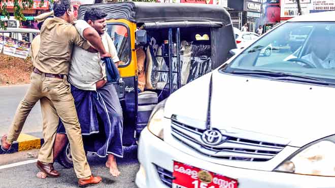 കർണാടക മുഖ്യമന്ത്രി യെദിയൂരപ്പക്കെതിരെ കണ്ണൂരിൽ കരിങ്കൊടി പ്രതിഷേധം