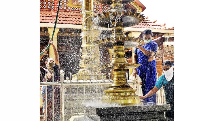 ശബരിമല നട 14ന് തുറക്കും; ഗുരുവായൂർ ക്ഷേത്രത്തിൽ ദിവസം 600 പേർക്ക് ദർശനം ശബരിമല നട 14ന് തുറക്കും; ഗുരുവായൂർ ക്ഷേത്രത്തിൽ ദിവസം 600 പേർക്ക് ദർശനം