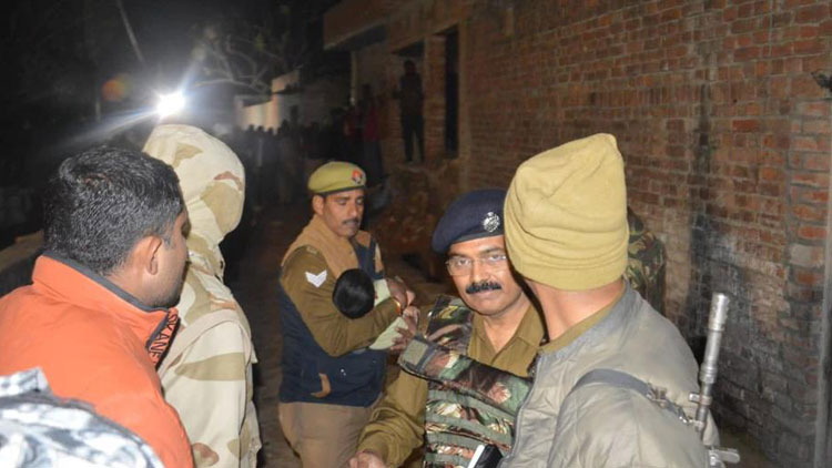 യു.പിയിൽ കുട്ടികളെ ബന്ദിയാക്കിയ അക്രമിയുടെ ഭാര്യയെ നാട്ടുകാർ തല്ലികൊന്നു