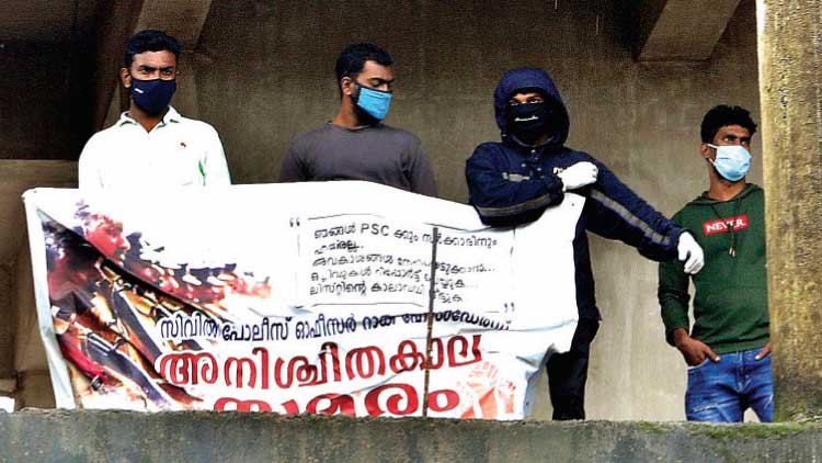 നിയമനം നടന്നില്ല; ആത്മഹത്യഭീഷണിയുമായി ഉദ്യോഗാർഥികൾ