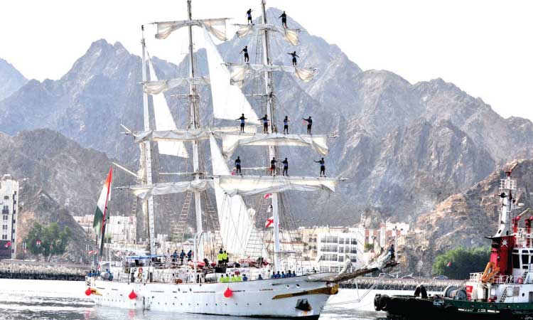 ഇ​ന്ത്യ​ൻ നാ​വി​ക ക​പ്പ​ൽ െഎ.​എ​ൻ.​എ​സ്​ ത​രം​ഗി​ണി ഒ​മാ​നി​ൽ