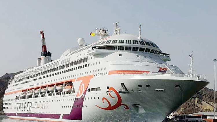 സുൽത്താൻ ഖാബൂസ്​ തുറമുഖത്ത്​ ഇന്ത്യൻ ആ​ഡം​ബ​ര ക​പ്പ​ൽ നങ്കൂരമിട്ടു