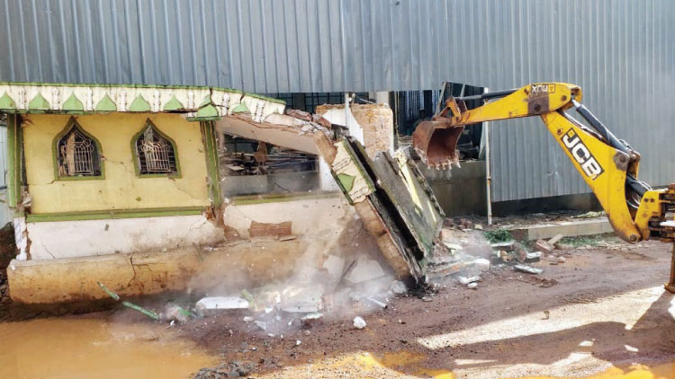 ഒ​രു​ഭാ​ഗം റോ​ഡി​ന്​ ന​ൽ​കി കാ​രാ​ടി ജു​മാ​മ​സ്ജി​ദ്