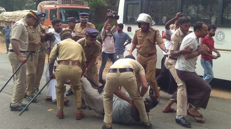 മന്ത്രിമാര്‍ക്കു നേരെ കരിങ്കൊടിയുമായി സംഘടനകള്‍