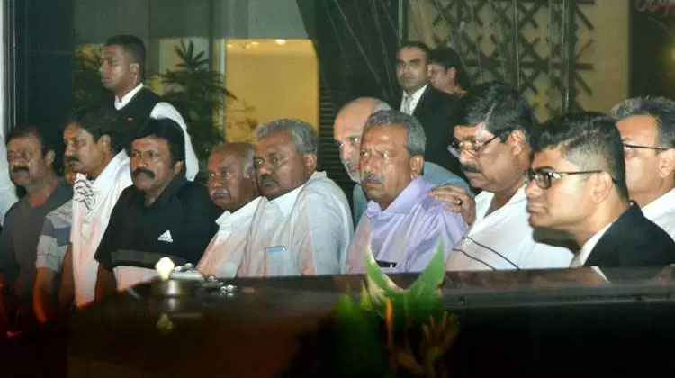 കർണാടക: സ്പീക്കർക്കെതിരെ അഞ്ച് എം.എൽ.എമാർ കൂടി സുപ്രീംകോടതിയിൽ കർണാടക: സ്പീക്കർക്കെതിരെ അഞ്ച് എം.എൽ.എമാർ കൂടി സുപ്രീംകോടതിയിൽ